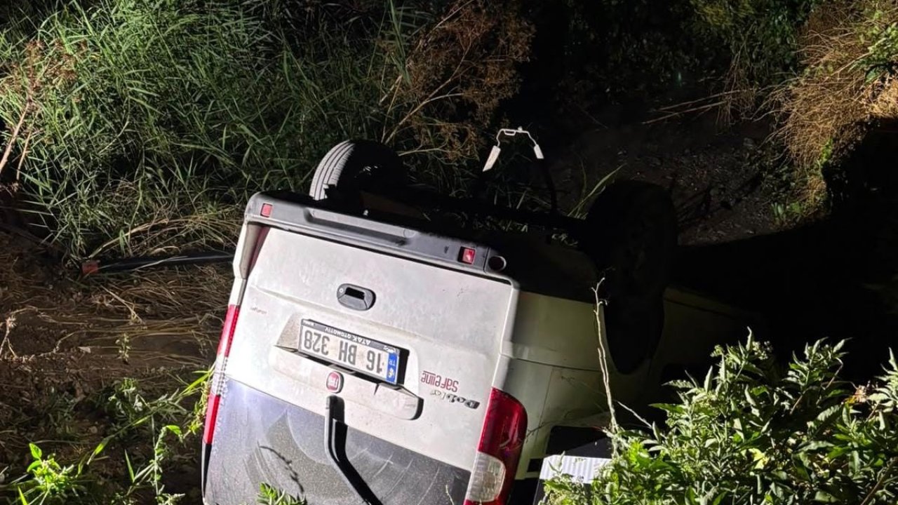 Dereye uçan araçta mahsur kalan sürücüyü, ekipler kurtardı