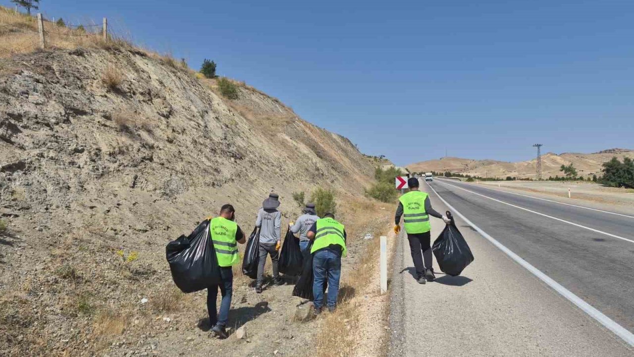 Elazığ’da 4 ton çöp toplandı