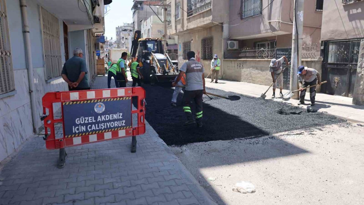 Akdeniz’de yol ve kaldırım çalışmaları aralıksız sürüyor