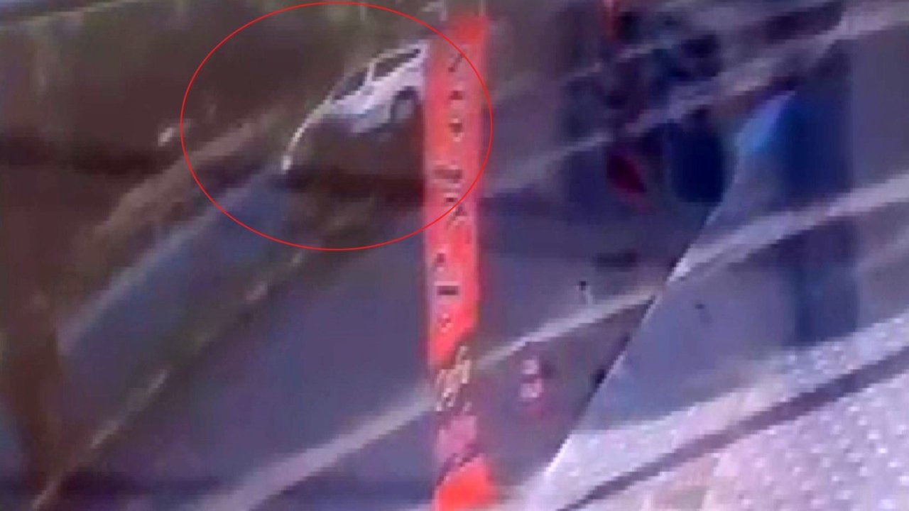Şanlıurfa’da hafif ticari aracın ağaca çarptığı kaza anı kameraya yansıdı
