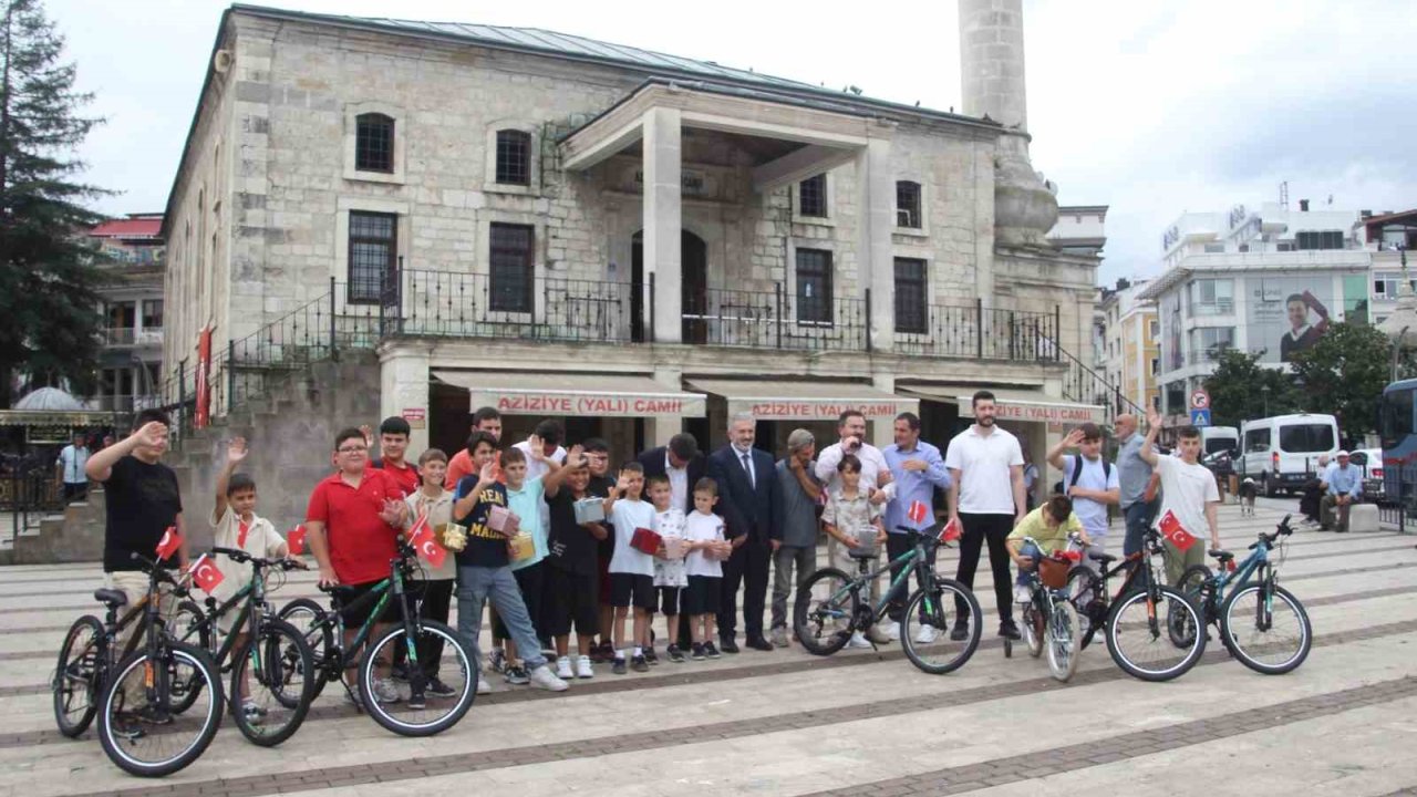 Ordu’da yaz Kur’an kursu öğrencilerine bisiklet ve paten hediye edildi
