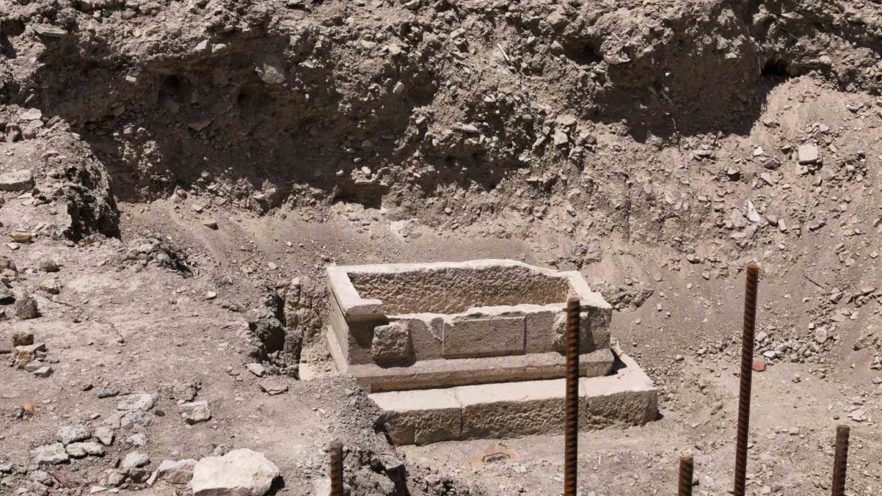 Mersin’de sağlık ocağı inşaatı çevre düzenlemesinde lahit çıktı