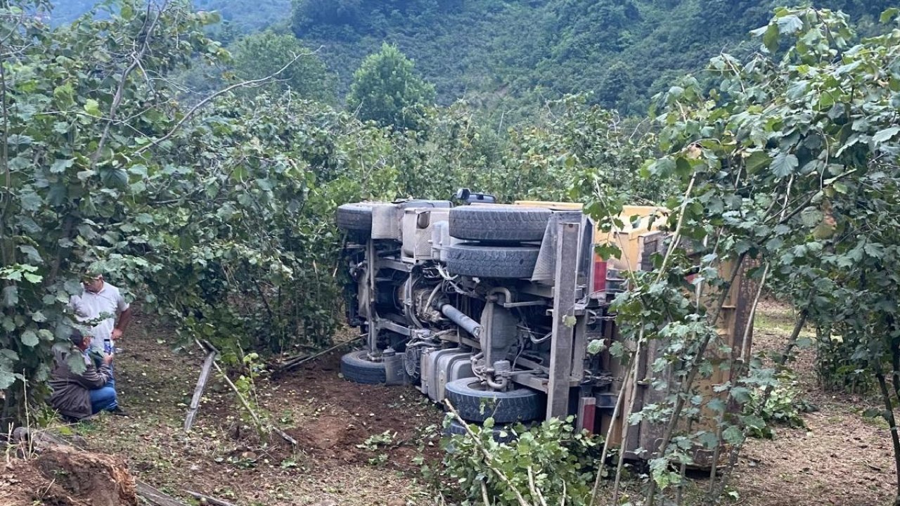 Ordu’da çakıl yüklü kamyon ile otomobil çarpıştı: 2 yaralı
