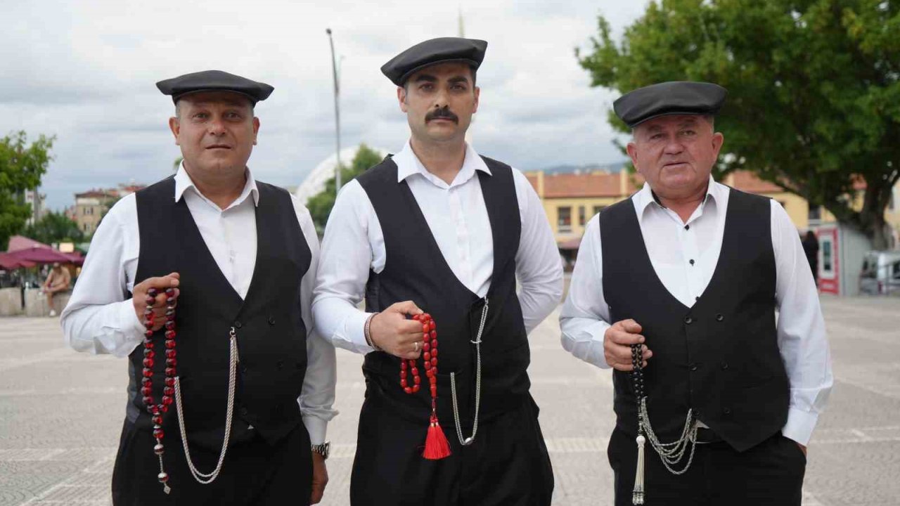 Çarşamba Beyleri, geleneksel kıyafetleriyle geçmişi geleceğe taşıyor