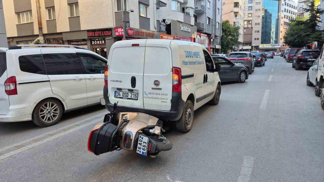 Eskişehir’de korkutan kaza: Motosiklet, hafif ticari aracın altına girdi