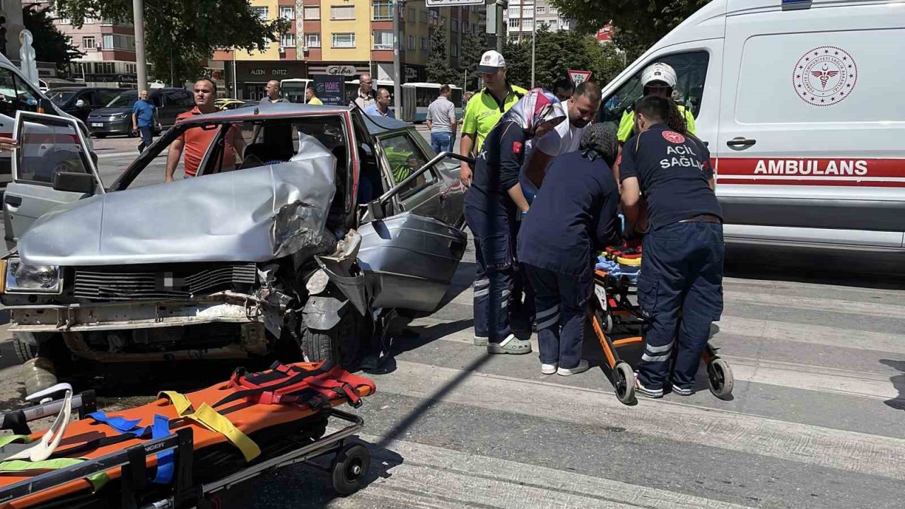 Kontrolden çıkan otomobil önce yayaya ardından sinyalizasyon direğine çarptı: 2 yaralı