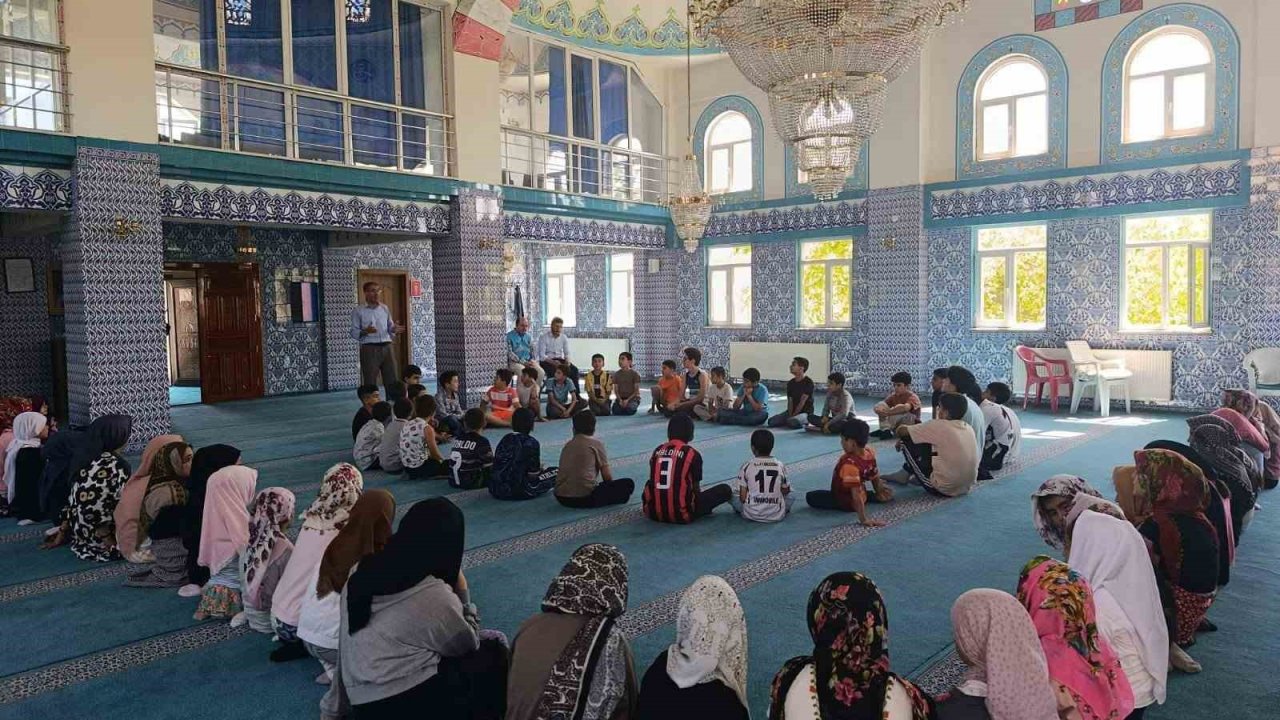 Edremit Şehitlik Camii’nde Yaz Kur’an Kursu öğrencilerine ‘Hazret-i Peygamber’ semineri
