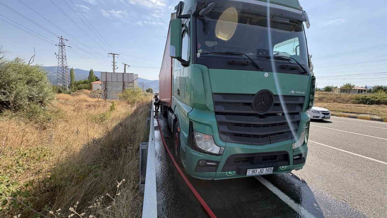 Balataları tutuşan tırı yanmaktan itfaiye kurtardı