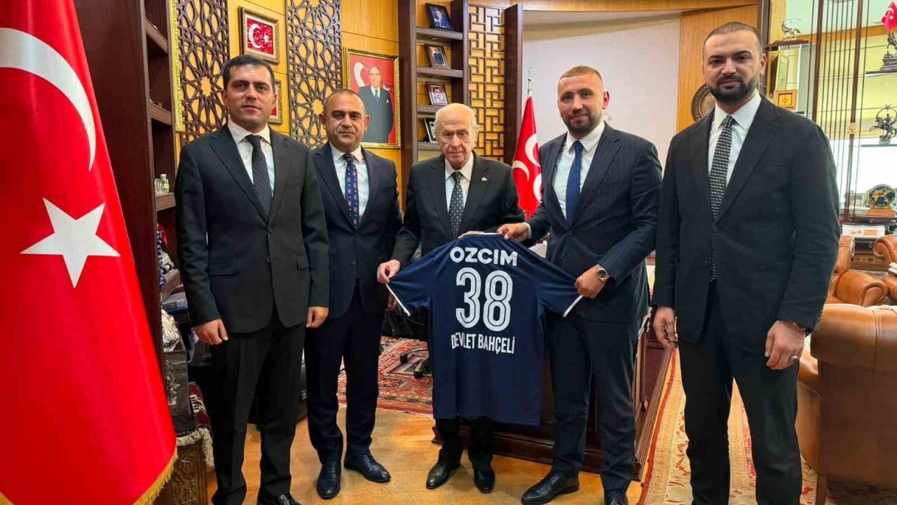 Erciyes 38 FK’dan MHP Genel Başkanı Devlet Bahçeli’ye forma hediyesi