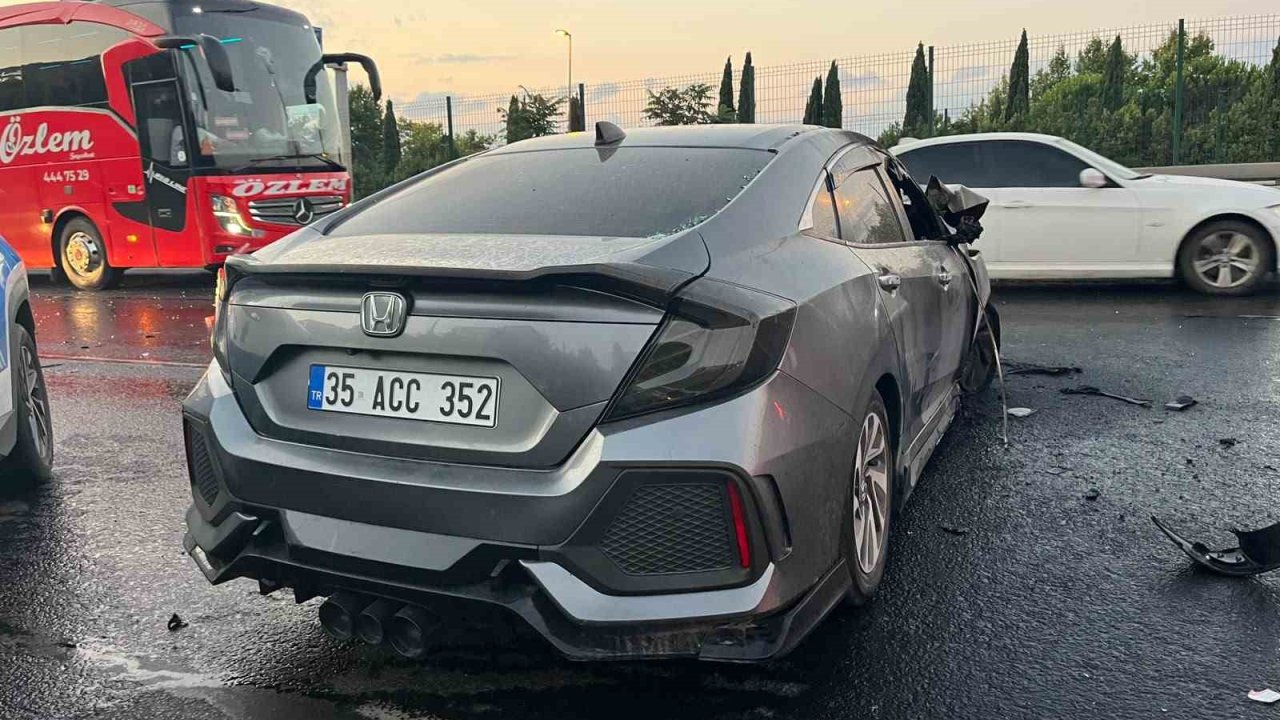 Bahçelievler E5’te kazaya karışan otomobil alev alev yandı