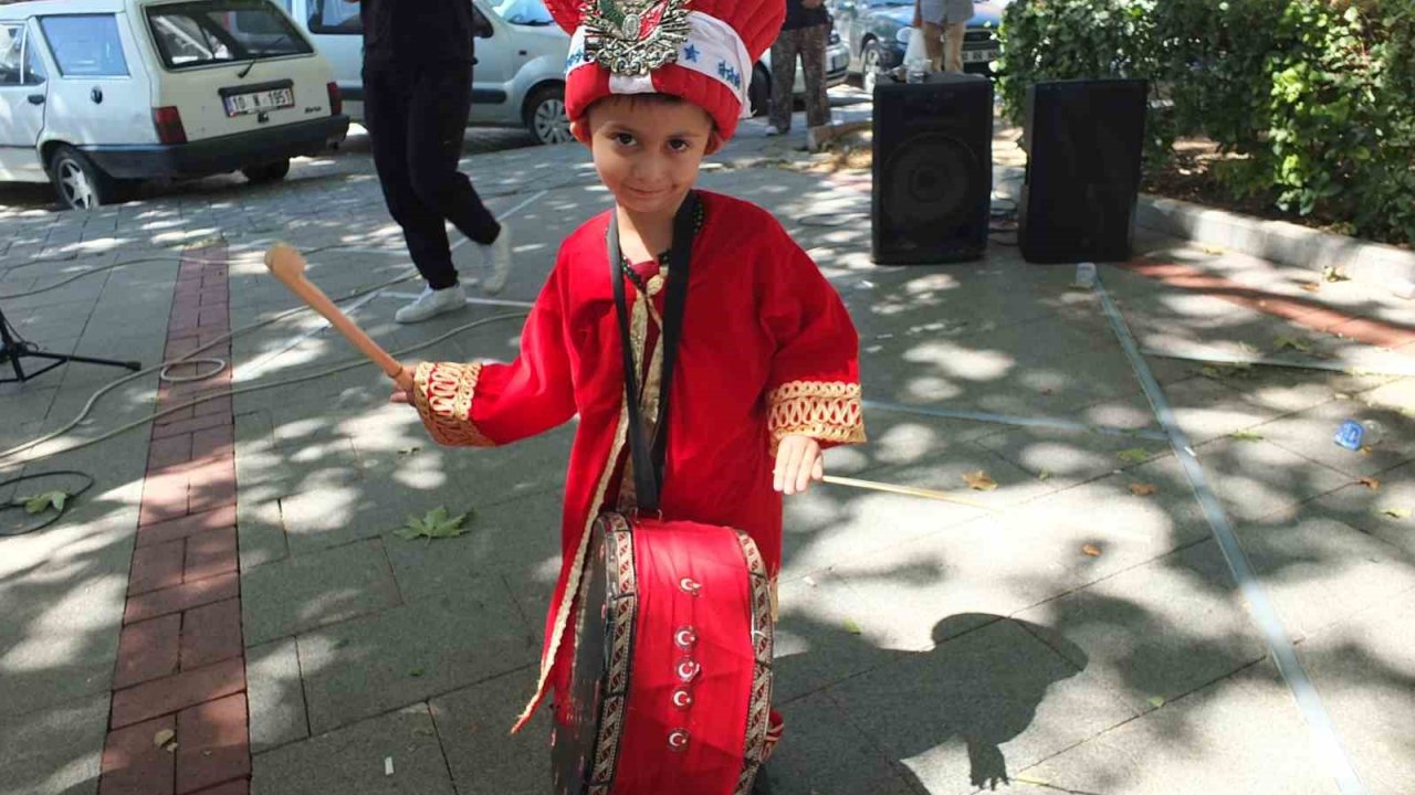 Balıkesir’de minik mehteran ilgi odağı oldu
