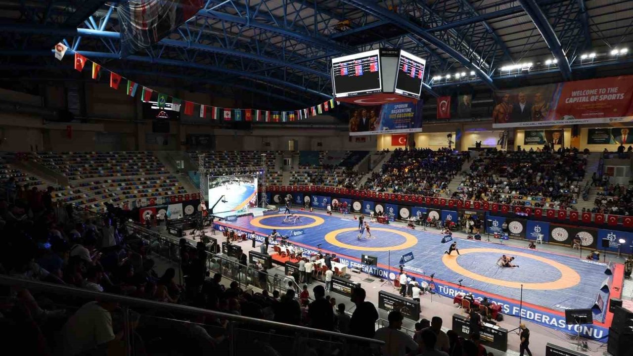 Kocaeli’deki uluslararası güreş turnuvası genç sporculara ilham oluyor