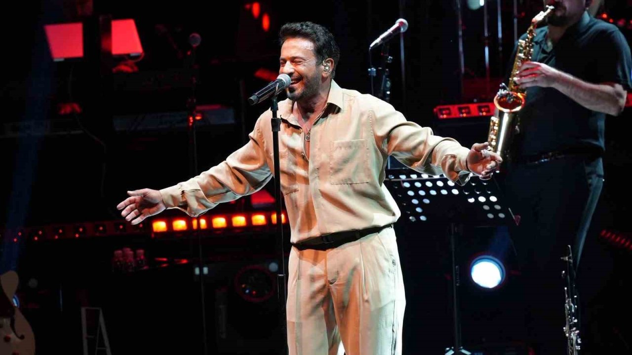 Açıkhava’da Emre Altuğ’dan müzik dolu gece
