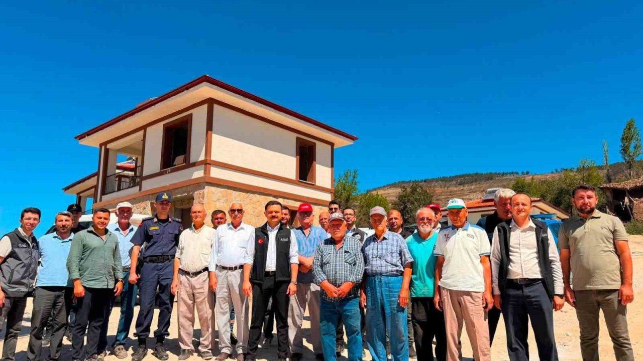 Kaymakam Titiz yangın bölgesinde yapımı süren konutları inceledi
