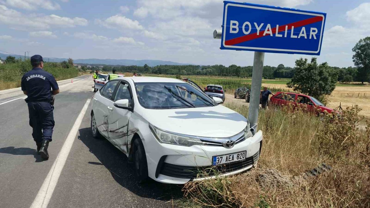 Kastamonu’da otomobil traktörle çarpıştı: 2 yaralı