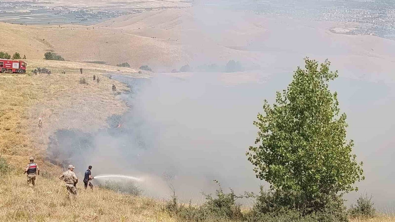 Muş’ta örtü yangını ekiplerin hızlı müdahalesiyle söndürüldü