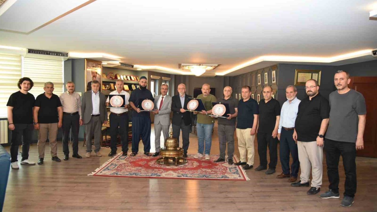 Elazığ Ticaret Borsası’nda emek veren meclis üyelerine teşekkür plaketi