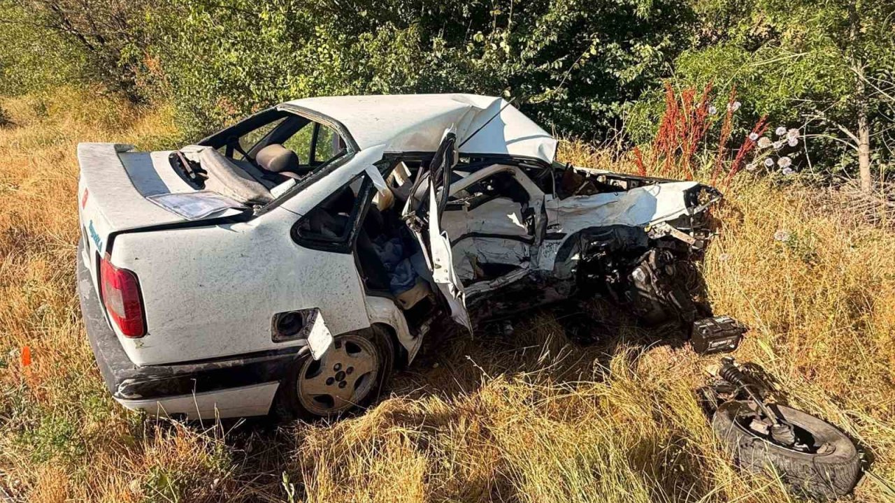 Otomobillerin çarpıştığı kazada bir kişi öldü 3 kişi yaralandı