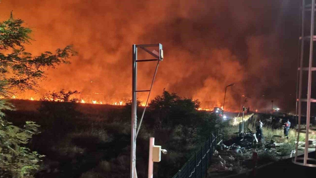 Diyarbakır’da geceyi aydınlatan anız yangını