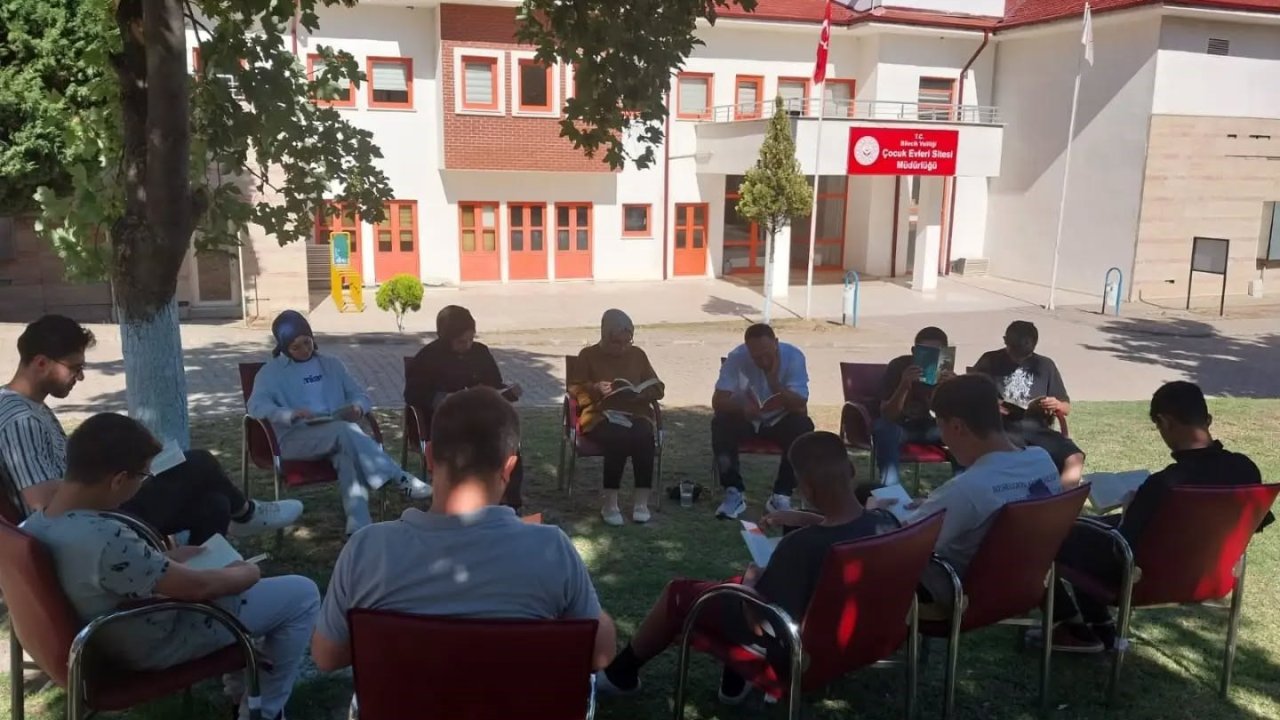Koruma altındaki çocuklar açık havada kitap okudu
