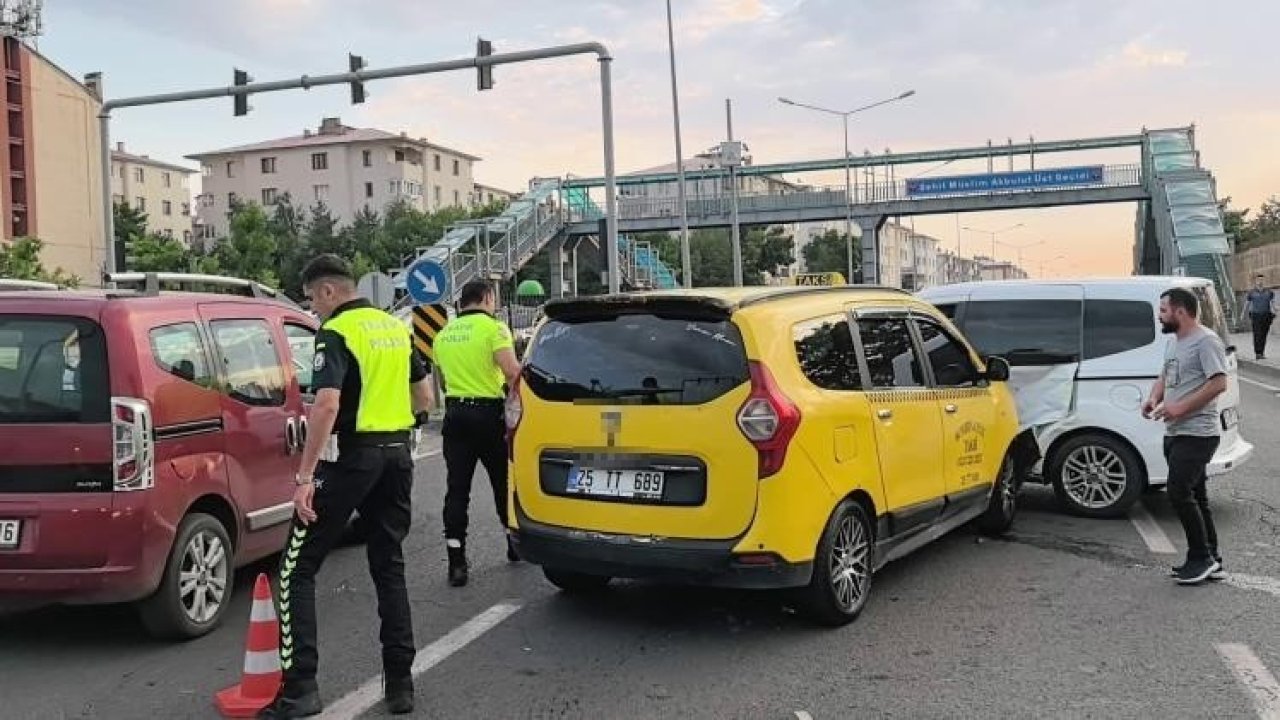 3 kişinin yaralandığı zincirleme kaza araç kamerasına yansıdı