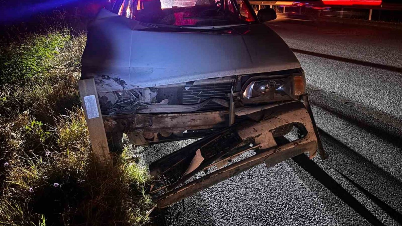 Bariyerlere çarpan otomobilin sürücüsü yaralandı