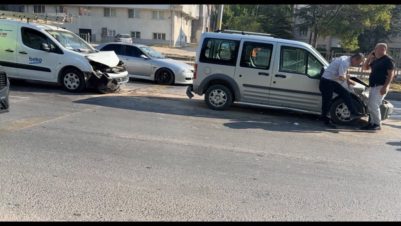 Eskişehir’de 4 aracın karıştığı zincirleme kaza: 2 yaralı