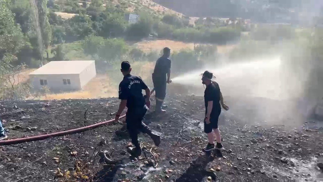 Örtü yangını söndürüldü