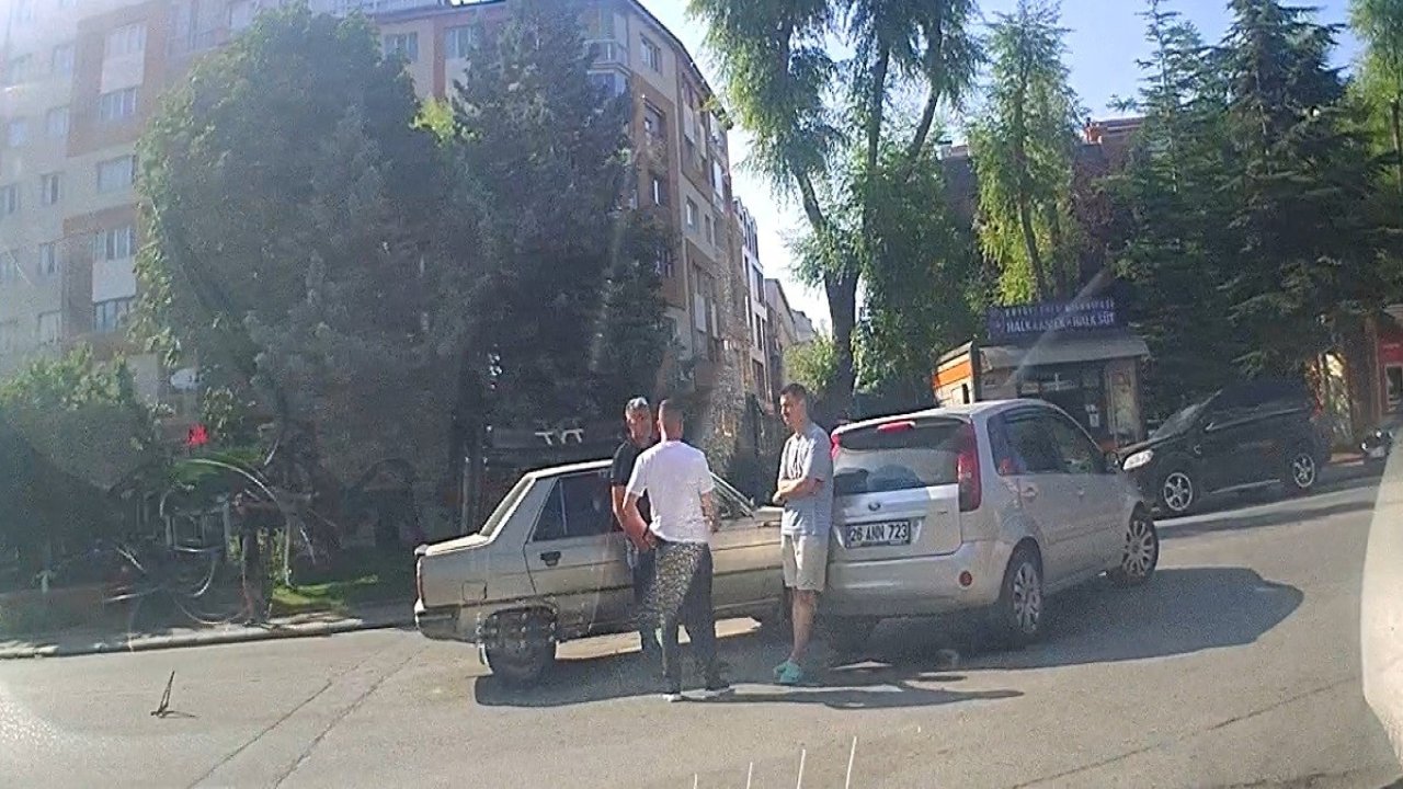 Sokaktan caddeye çıkan otomobil seyir halindeki diğer otomobil ile çarpıştı