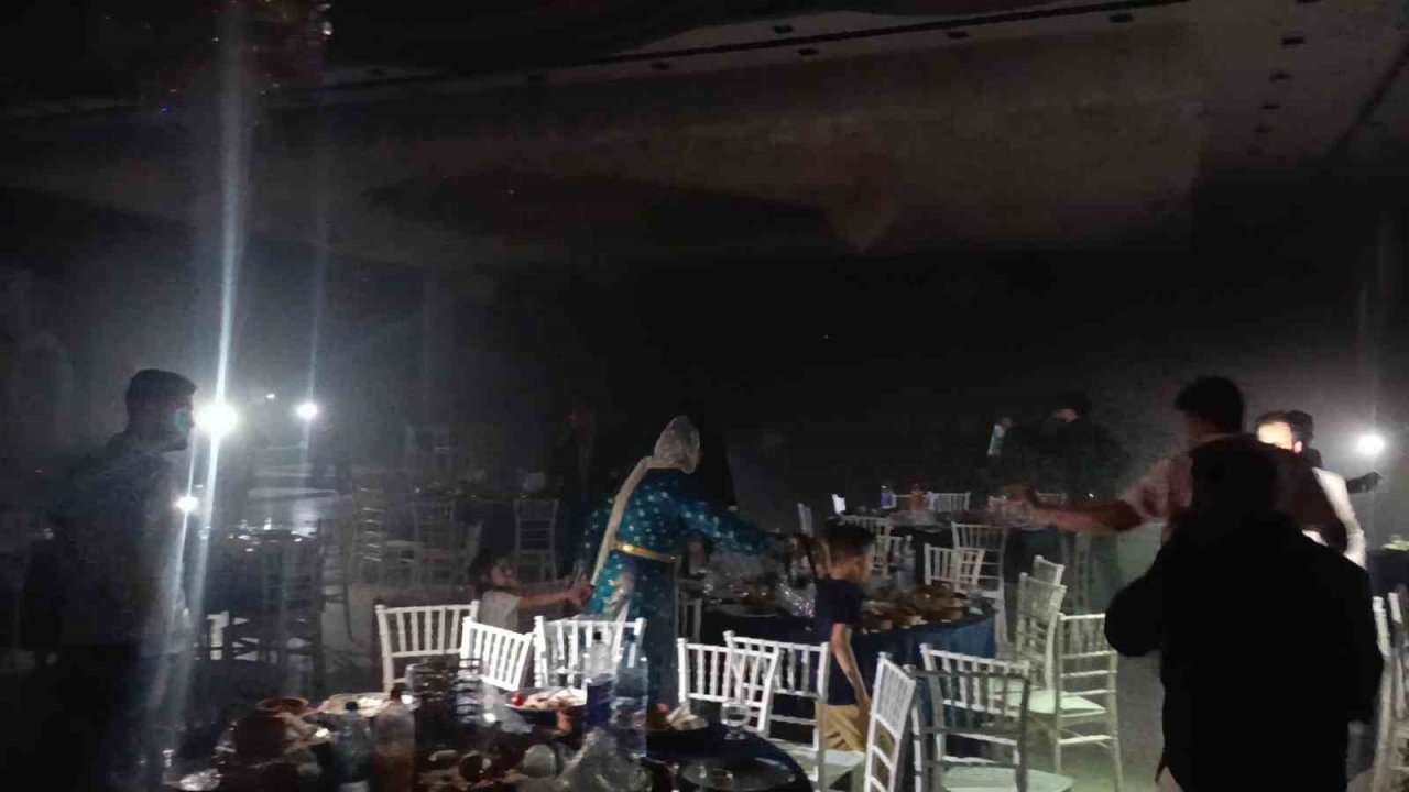 Düğün salonunda yangın paniği: Anne gözyaşları arasında bebeğini aradı