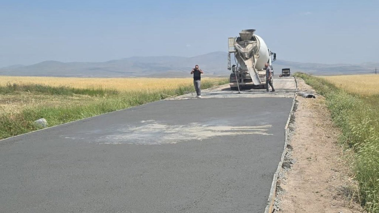 Kars’ta yol yatırımları hız kesmiyor: Asfalt, beton yol ve parke taşı çalışmaları sürüyor