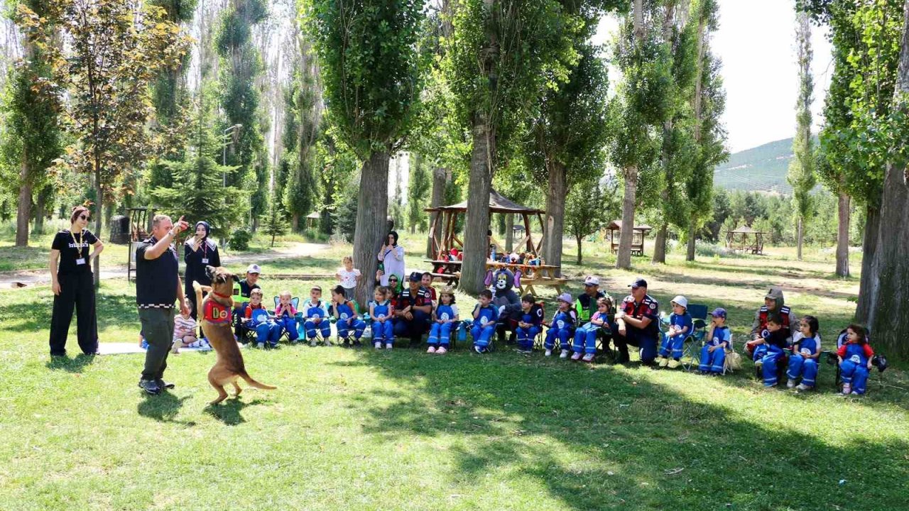 Jandarmadan anaokulu öğrencilerine tanıtım etkinliği