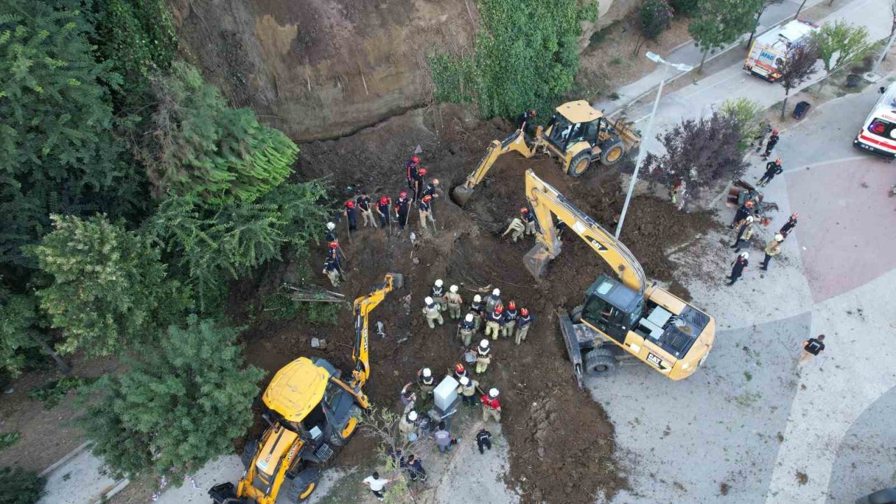 Büyükçekmece’de göçük altında 2 kişinin kaldığı iddiası üzerine kurtarma çalışmaları sürüyor