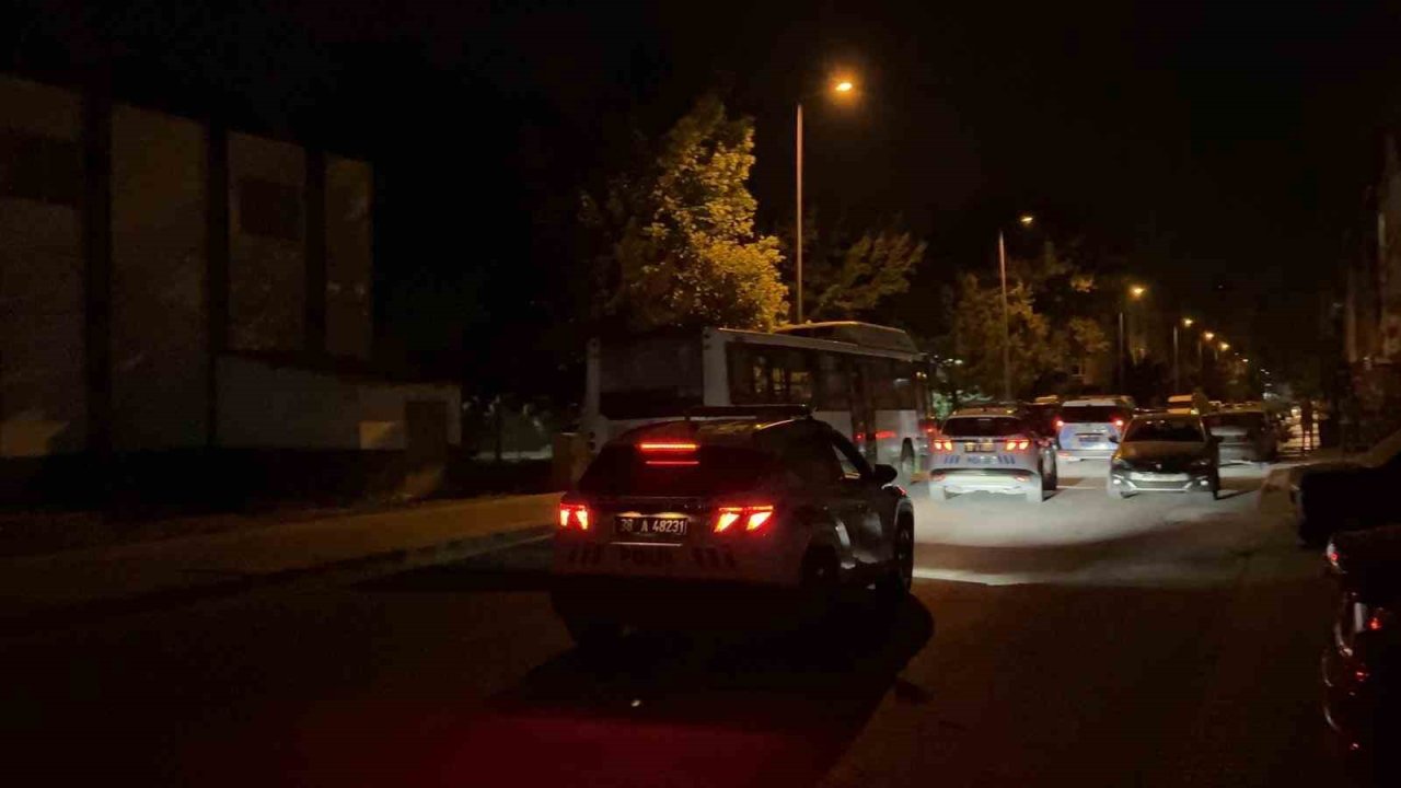 Kayseri’de bıçaklı kavgada olay yerinden kaçan şüpheli karakola teslim oldu