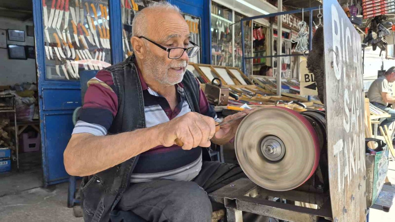 Eskişehir’de 82 yaşındaki Erhan amca, yıllardır gönlünü verdiği işi yapıyor
