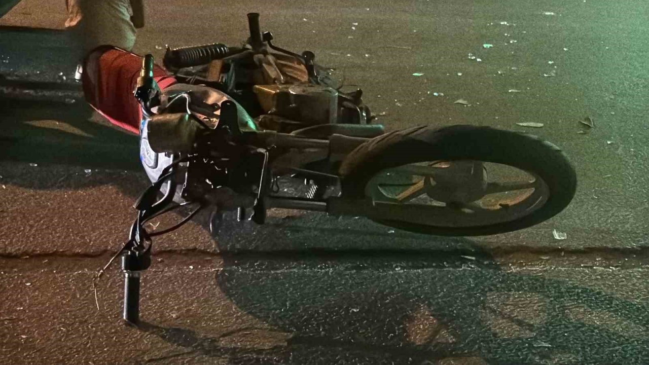 Otomobille çarpışan plakasız motosikletteki iki şahıs toparlayarak kaçtı