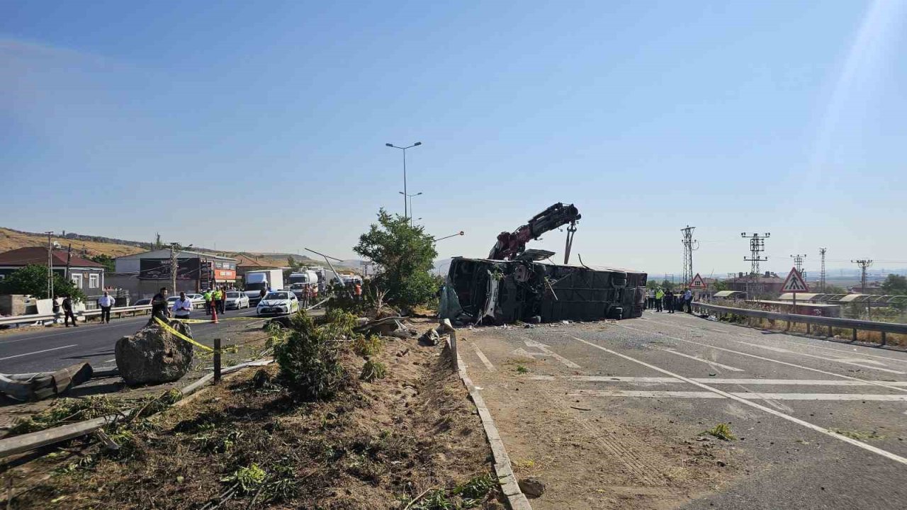 Kayseri’de yolcu otobüsünün devrildiği kazada 1 kişi hayatını kaybetti 24 kişi yaralandı