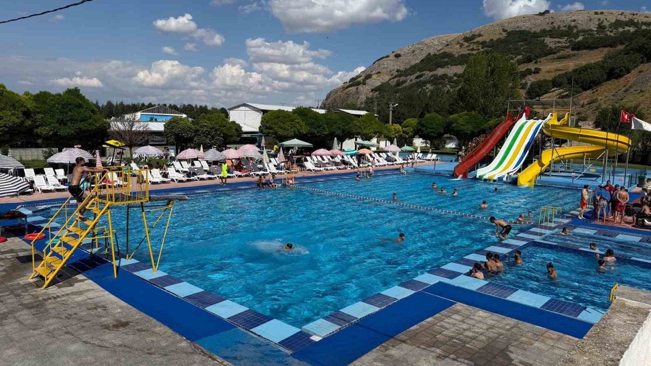 İnönü’nün kaynak suyu ile dolan havuzlarda vatandaşlar serinliyor