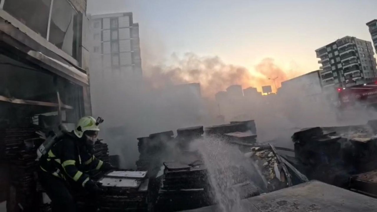 İtfaiye erlerinin alevlere müdahalesi kamerada