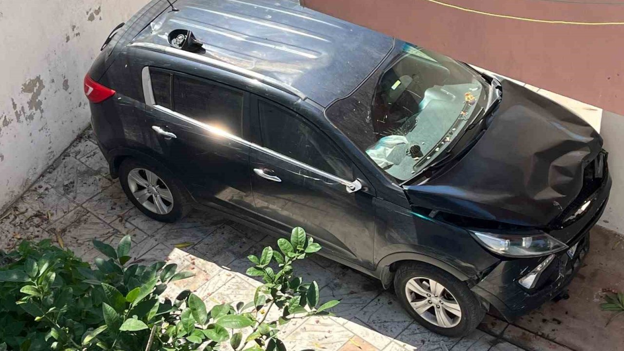 Sinop’ta otomobil apartman boşluğuna düştü