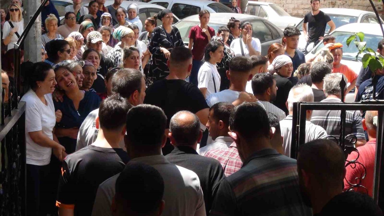 Silahlı saldırıda öldürülen baba ve oğluna hüzünlü veda