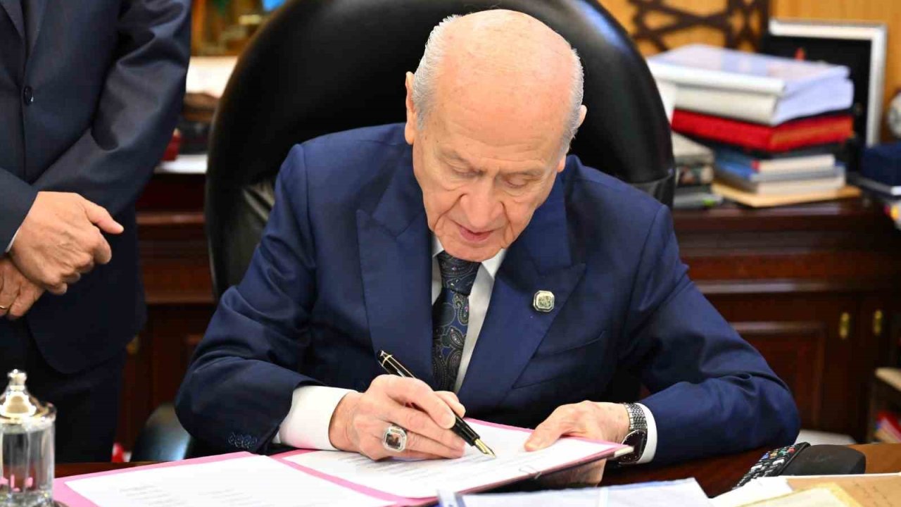 MHP’den Bahçeli’nin "Terörsüz Türkiye" için attığı imzaya vurgu