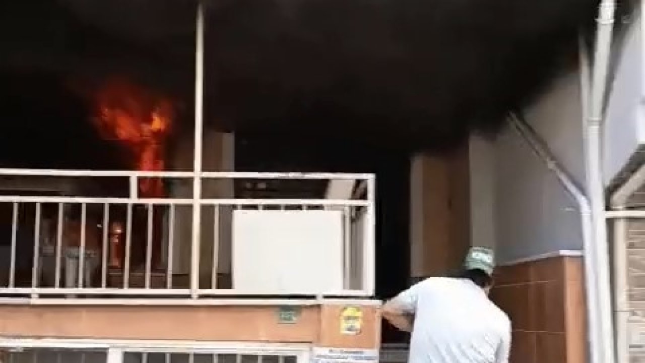 4 katlı evin giriş katında çıkan yangına ilk müdahaleyi vatandaşlar yaptı