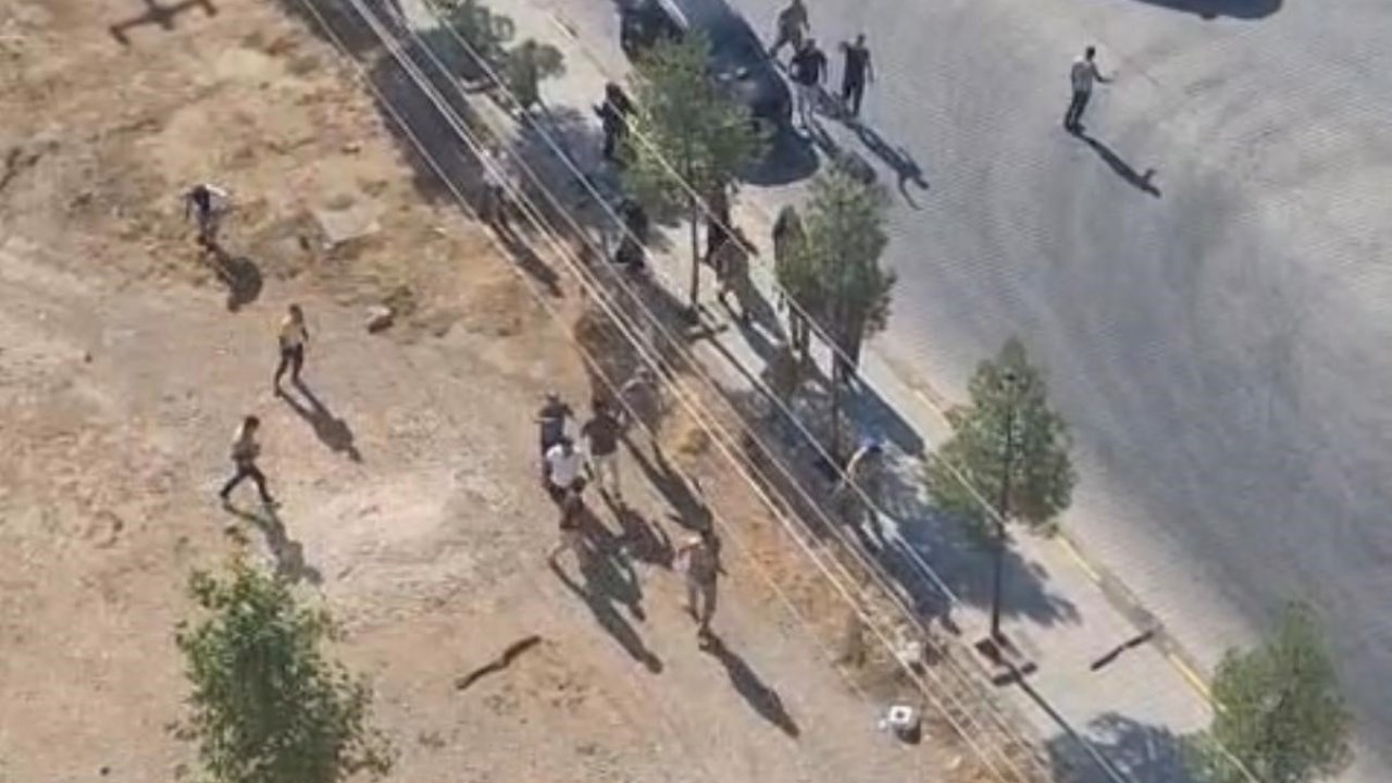 Jandarma önünde arazi anlaşmazlığı nedeniyle birbirlerine girdiler