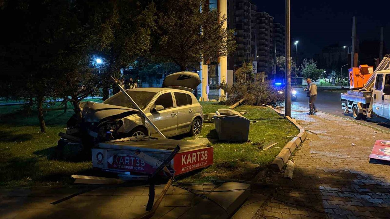 Otomobil parka daldı, ortalık savaş alanına döndü