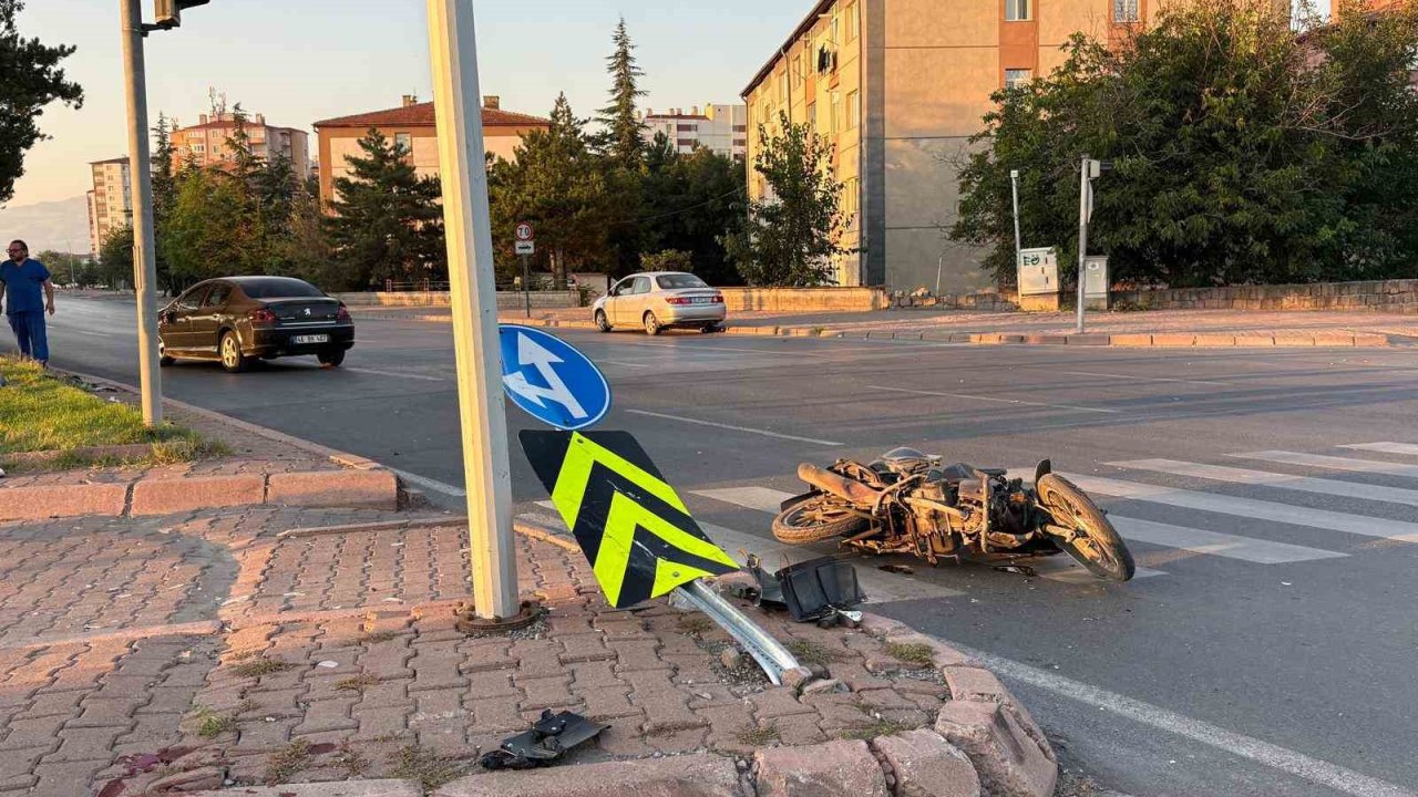 Kayseri’de otomobilin çarptığı motosiklet sürücüsü ağır yaralandı