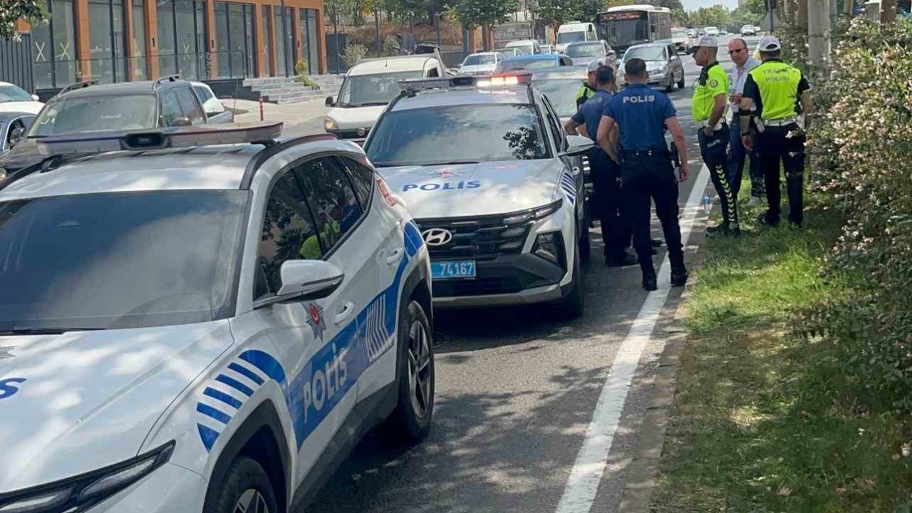 Yayalara yol veren polis aracına otomobil çarptı: 1 polis yaralı