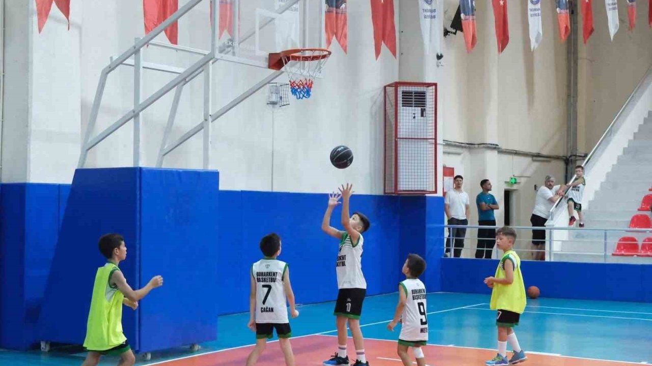 Buharkent’te genç basketbolcular kıyasıya mücadele etti
