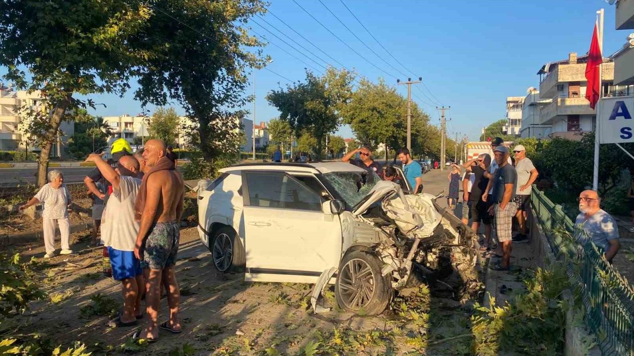 Edremit’te otomobil ağaca çarptı