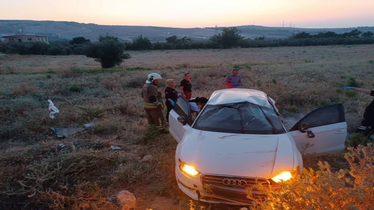 İskenderun’da otomobil tarlaya uçtu